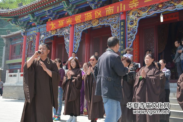 太原南山寺吉祥普佛法會天空現萬朵祥云