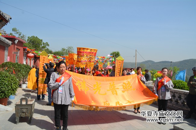 太原南山寺吉祥普佛法會天空現萬朵祥云