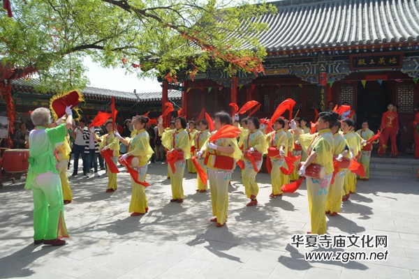 太原南山寺吉祥普佛法會天空現萬朵祥云