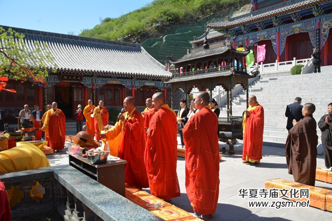 太原南山寺吉祥普佛法會天空現萬朵祥云