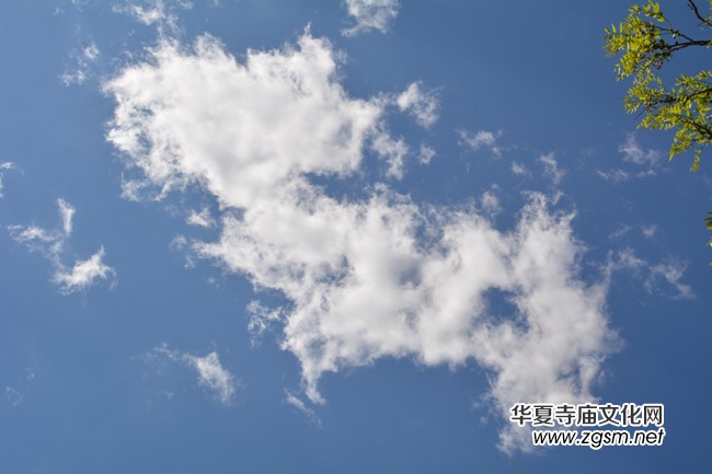 太原南山寺吉祥普佛法會天空現萬朵祥云