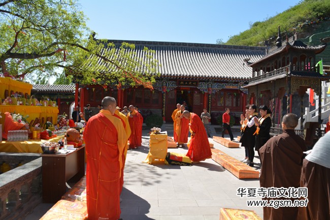 太原南山寺吉祥普佛法會天空現萬朵祥云