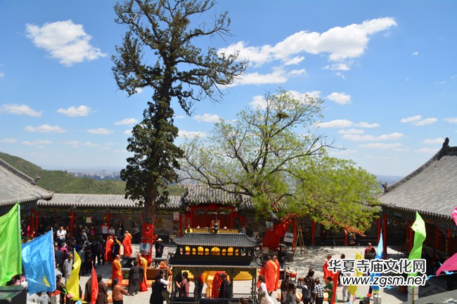 太原南山寺吉祥普佛法會天空現萬朵祥云