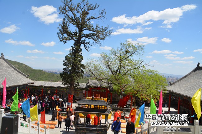 太原南山寺吉祥普佛法會天空現萬朵祥云