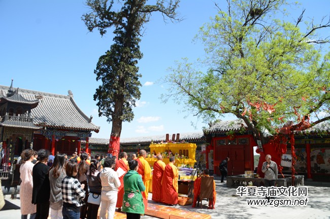太原南山寺吉祥普佛法會天空現萬朵祥云