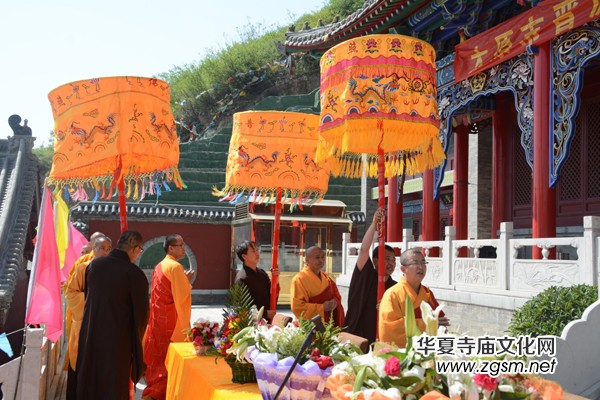 太原南山寺吉祥普佛法會天空現萬朵祥云