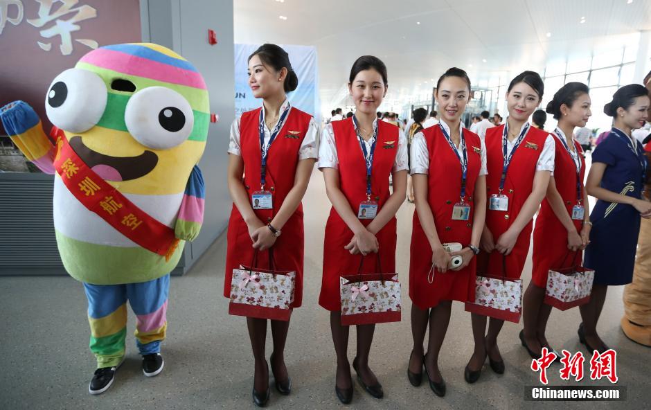 南京祿口國際機場T2航站樓啟用 空姐微笑迎客