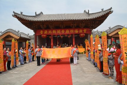 太原晉源北街關(guān)帝廟舉行祈福法會(huì)，現(xiàn)日暈天象