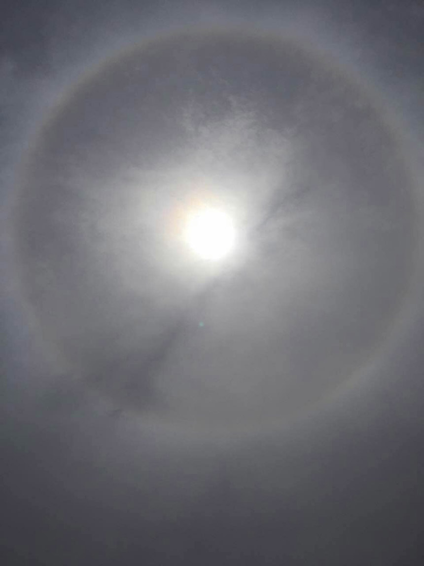 太原晉源北街關帝廟舉行祈福法會，現日暈天象