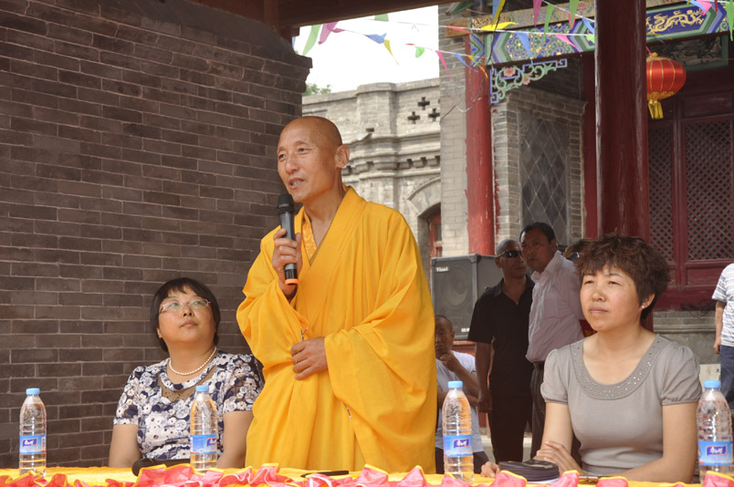 太原晉源北街關帝廟舉行祈福法會，現日暈天象