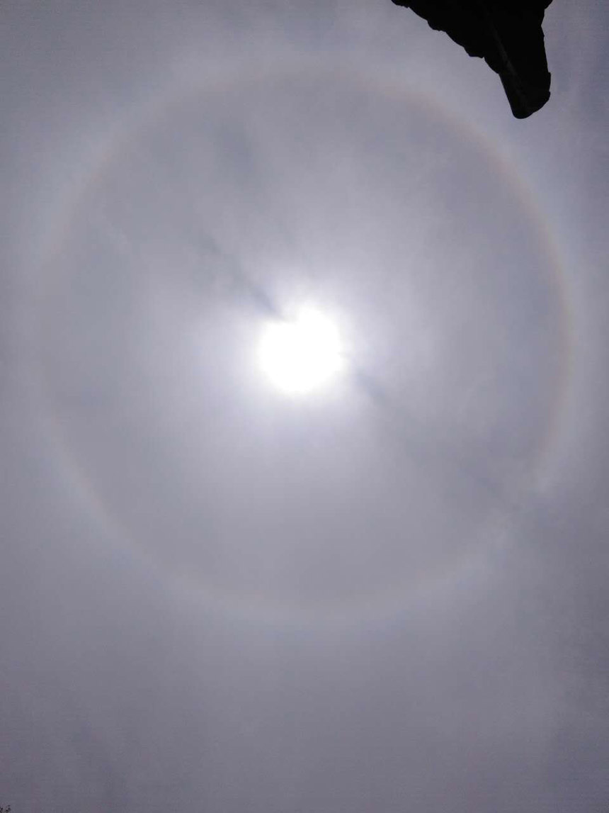 太原晉源北街關帝廟舉行祈福法會，現日暈天象