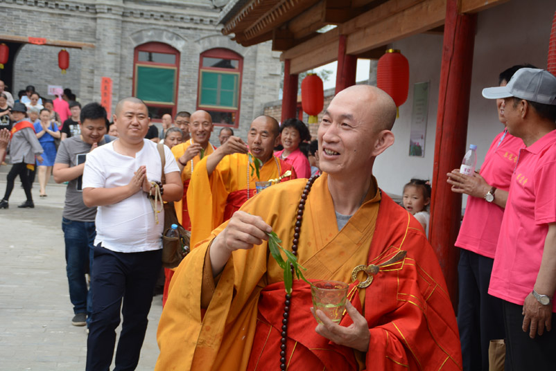 太原晉源北街關帝廟舉行祈福法會，現日暈天象