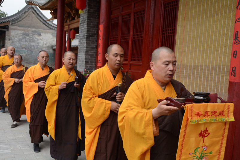 太原晉源北街關帝廟舉行祈福法會，現日暈天象