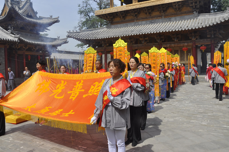 太原晉源北街關帝廟舉行祈福法會，現日暈天象