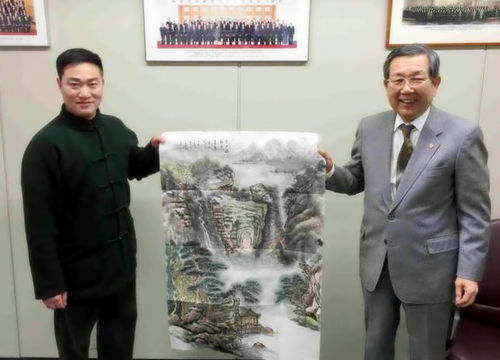 王余根的國畫藝術備受中外名人關注