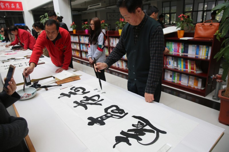 紀念紅軍長征勝利80周年軍旅書畫家作品展在鄭州舉辦