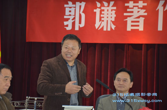 郭謙向中國現代文學館捐贈圖書、書畫作品儀式