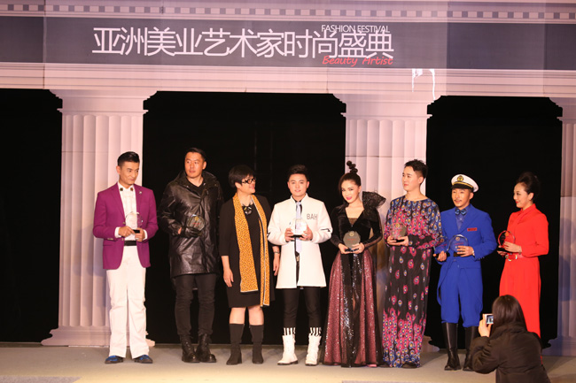 張紹飛斬獲亞洲全能藝人獎，獻(xiàn)唱亞洲美業(yè)藝術(shù)家時尚盛典