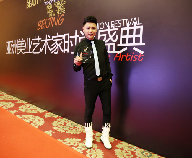 張紹飛斬獲亞洲全能藝人獎，獻(xiàn)唱亞洲美業(yè)藝術(shù)家時尚盛典