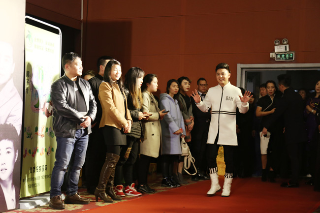 張紹飛斬獲亞洲全能藝人獎，獻(xiàn)唱亞洲美業(yè)藝術(shù)家時尚盛典