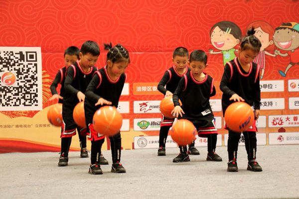 好孩子幼兒園《籃球?qū)氊悺窌x級涪陵區(qū)首屆少兒春晚復(fù)賽
