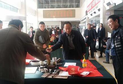聊城市直書畫家協會來中國人民銀行聊城分行“百聯迎春”大型活動