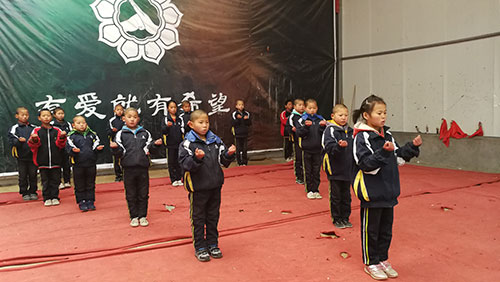 情暖中原 中國(guó)公益行走進(jìn)希望文武學(xué)院