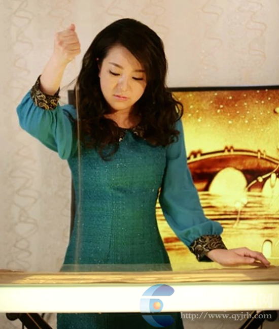沙外美人沙中情——記張家口市沙畫藝術家么麗萍