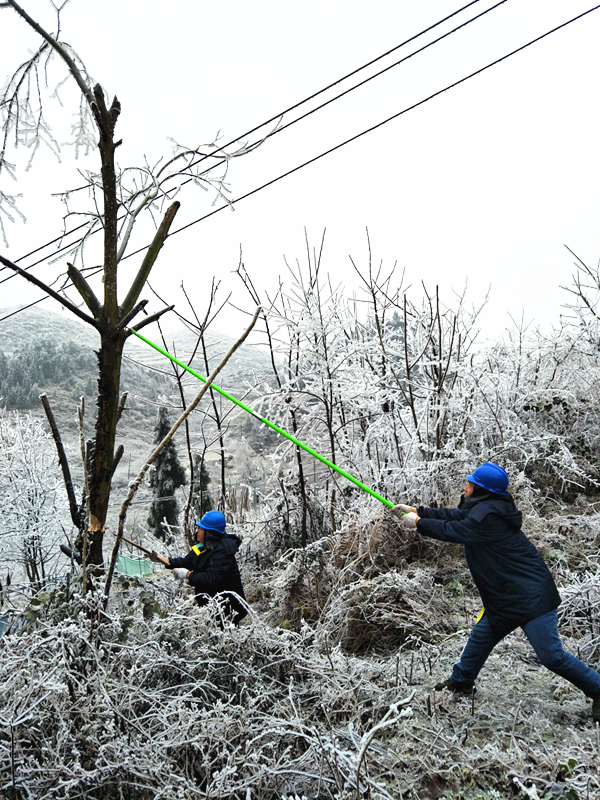大山深處戰覆冰 黨員沖鋒顯身手 大山深處戰覆冰 黨員沖鋒顯身手