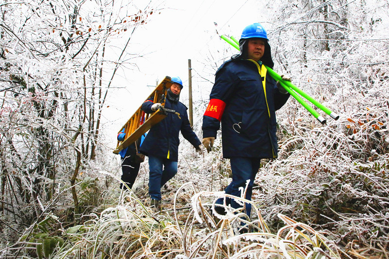 大山深處戰覆冰 黨員沖鋒顯身手 大山深處戰覆冰 黨員沖鋒顯身手