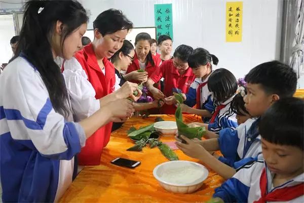 遵義市基層黨員帶頭送關愛到留守兒童學校