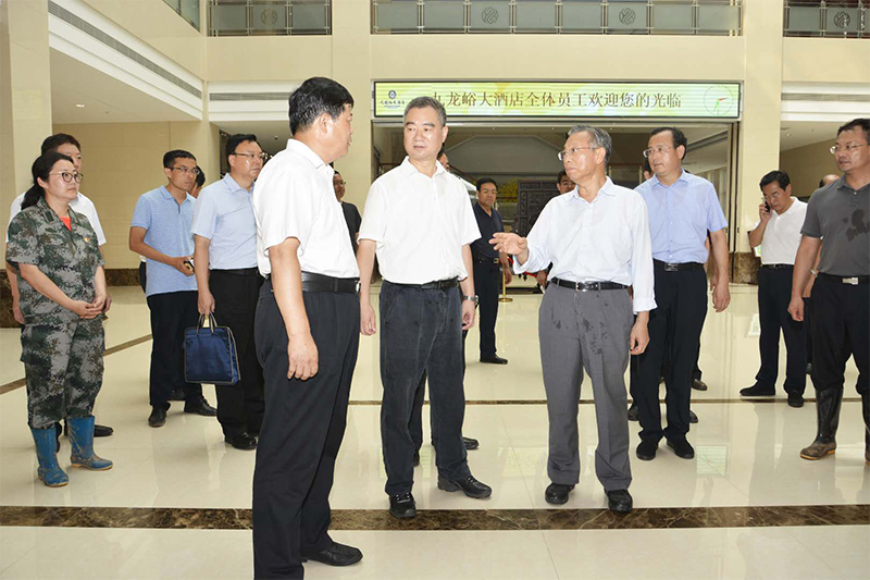 山東省委書記、濰坊市委書記在青州市委書記陪同下到九龍峪大酒店看望受災群眾