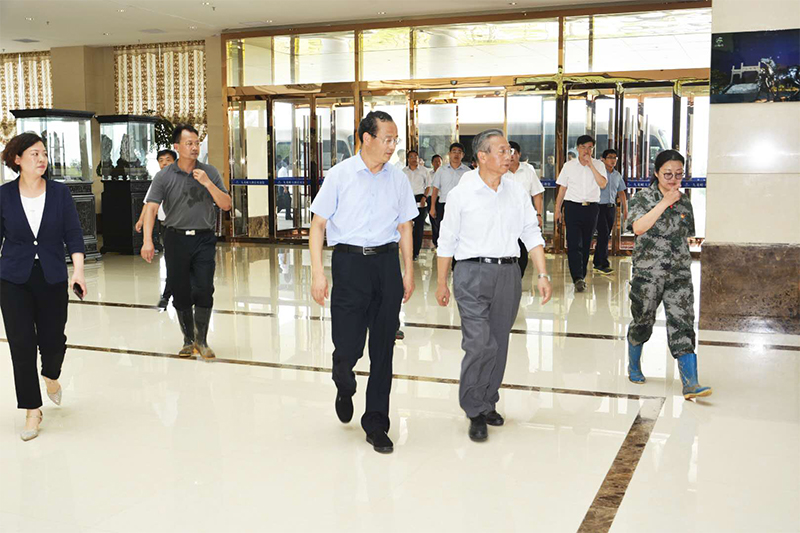 山東省委書記、濰坊市委書記在青州市委書記陪同下到九龍峪大酒店看望受災群眾