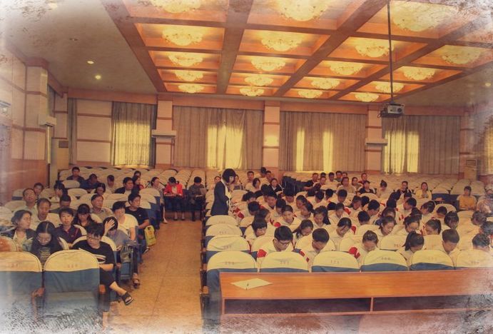 “化學(xué)專家”們?yōu)閷W(xué)生揭開了物體微觀世界神秘的面紗