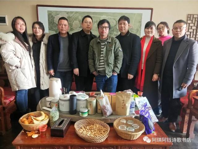 感動|貴州80后北漂詩人 十日六千里走單騎 只為帶遇害父親回故鄉