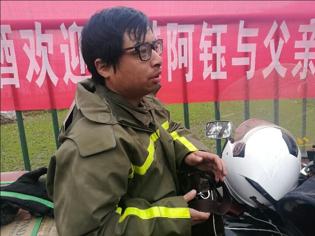 感動|貴州80后北漂詩人 十日六千里走單騎 只為帶遇害父親回故鄉
