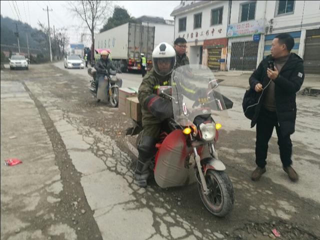 感動|貴州80后北漂詩人 十日六千里走單騎 只為帶遇害父親回故鄉