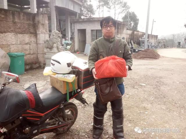 感動|貴州80后北漂詩人 十日六千里走單騎 只為帶遇害父親回故鄉