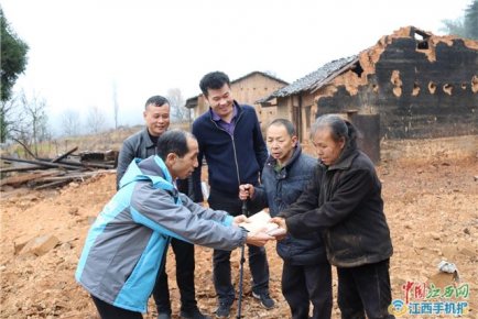 萍鄉(xiāng)“愛心記者”堅守9年奔跑公益路 用大愛為貧弱群眾撐起艷