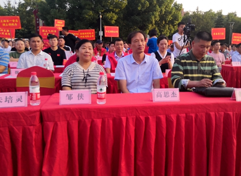 阜陽文明之光志愿者協(xié)會圓夢助學(xué)公益晚會隆重舉行