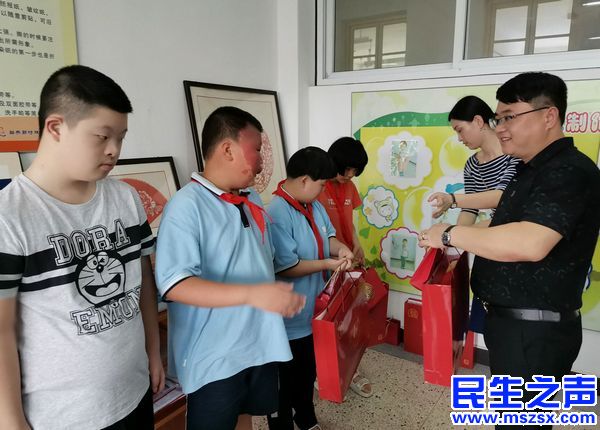 “圣錦緣”愛心人士給柯橋區育才學校“星孩”孩子送去關懷和溫暖