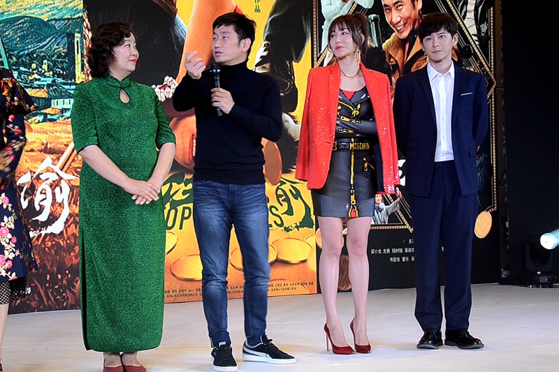 《站住！小偷》劇組亮相金雞百花 鄭云攜主創勁歌熱舞歡樂開場