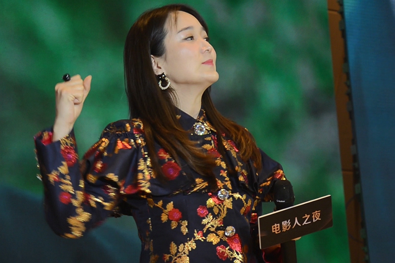 《站住！小偷》劇組亮相金雞百花 鄭云攜主創勁歌熱舞歡樂開場