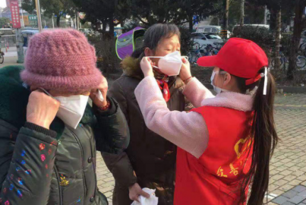 浙江余姚最美“逆行志愿者”上街免費為民發口罩