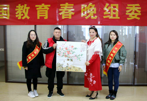 周曦：以中西繪畫思想創(chuàng)新時(shí)尚畫風(fēng)