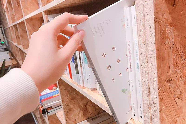 詩詞名句：“腹有詩書氣自華”，出自哪首詩？用典自然，意境純美