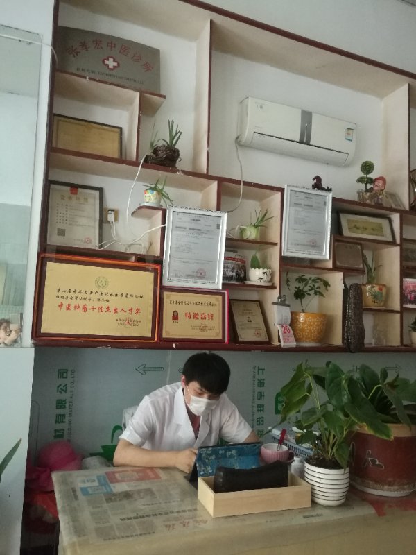 中醫(yī)世家韓冬梅與兒子朱琳   一門六代醫(yī)  醫(yī)德永相傳