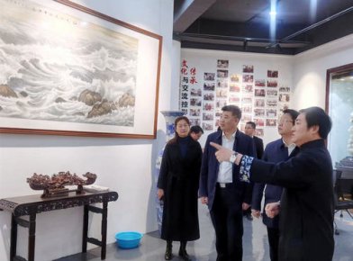 海安市市長譚真一行到蘇隅美術館調研