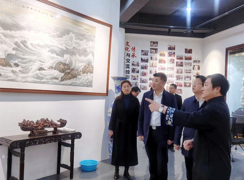 海安市市長譚真一行到蘇隅美術館調研 海安市市長譚真一行到蘇隅美術館調研