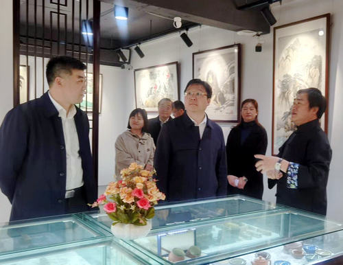海安市市長譚真一行到蘇隅美術館調研 海安市市長譚真一行到蘇隅美術館調研
